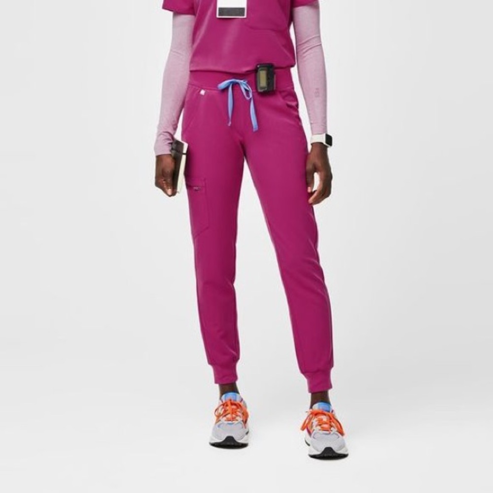 FIGS Zamora Jogger Raspberry Sorbet- Petite Small